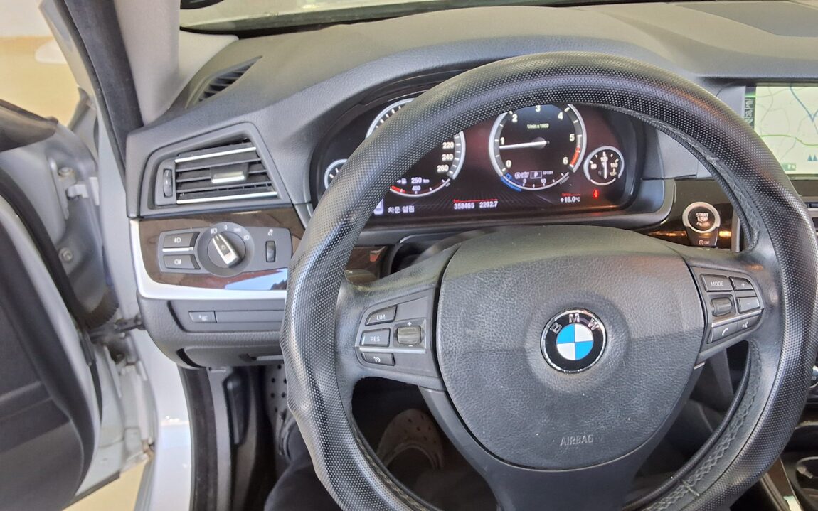 BMW 5 SERIES (6TH GEN) 520d 2013 - zdjęcie 17