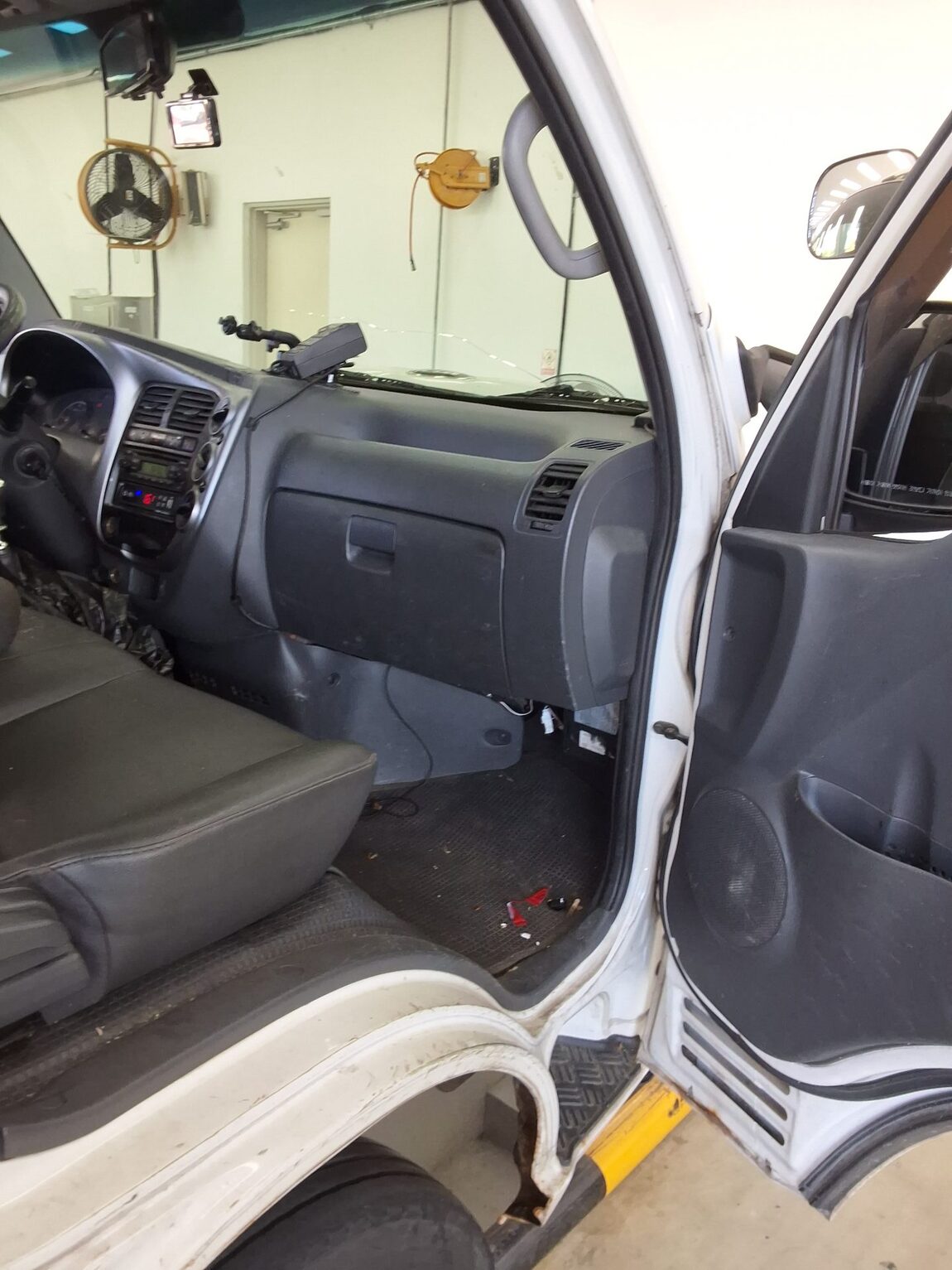 KIA BONGO III CARGO FREEZER BOX TRUCK 1.2 TON STANDARD CAB 2015 - zdjęcie 12