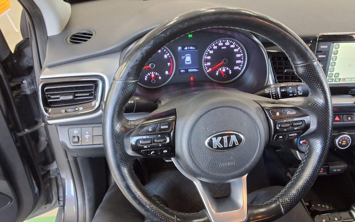KIA STONIC 1.4 GASOLINE DELUXE 2019 - zdjęcie 17