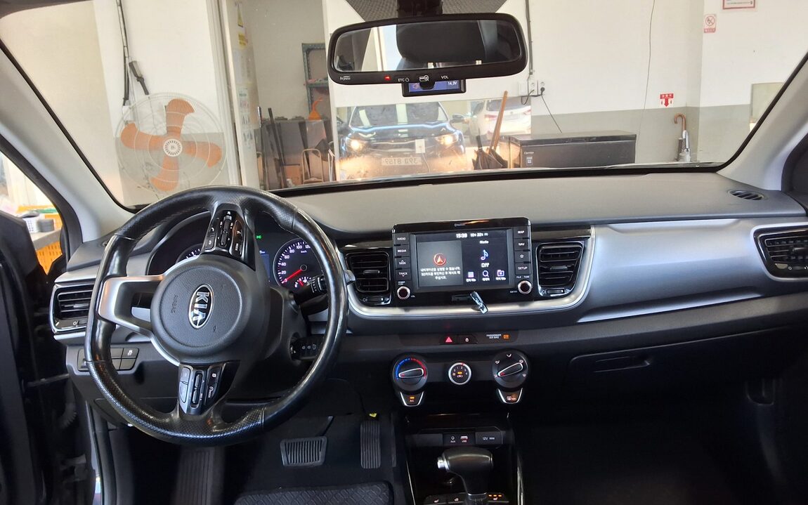 KIA STONIC 1.4 GASOLINE DELUXE 2019 - zdjęcie 11