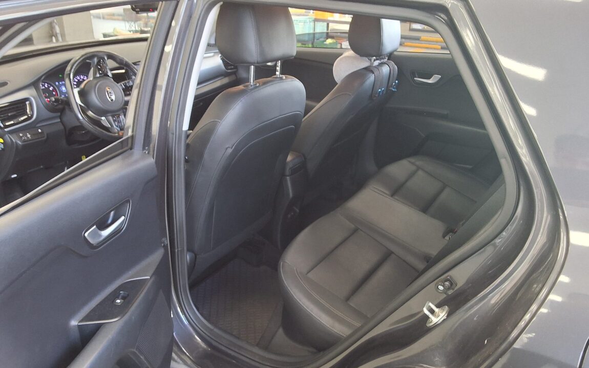 KIA STONIC 1.4 GASOLINE DELUXE 2019 - zdjęcie 12