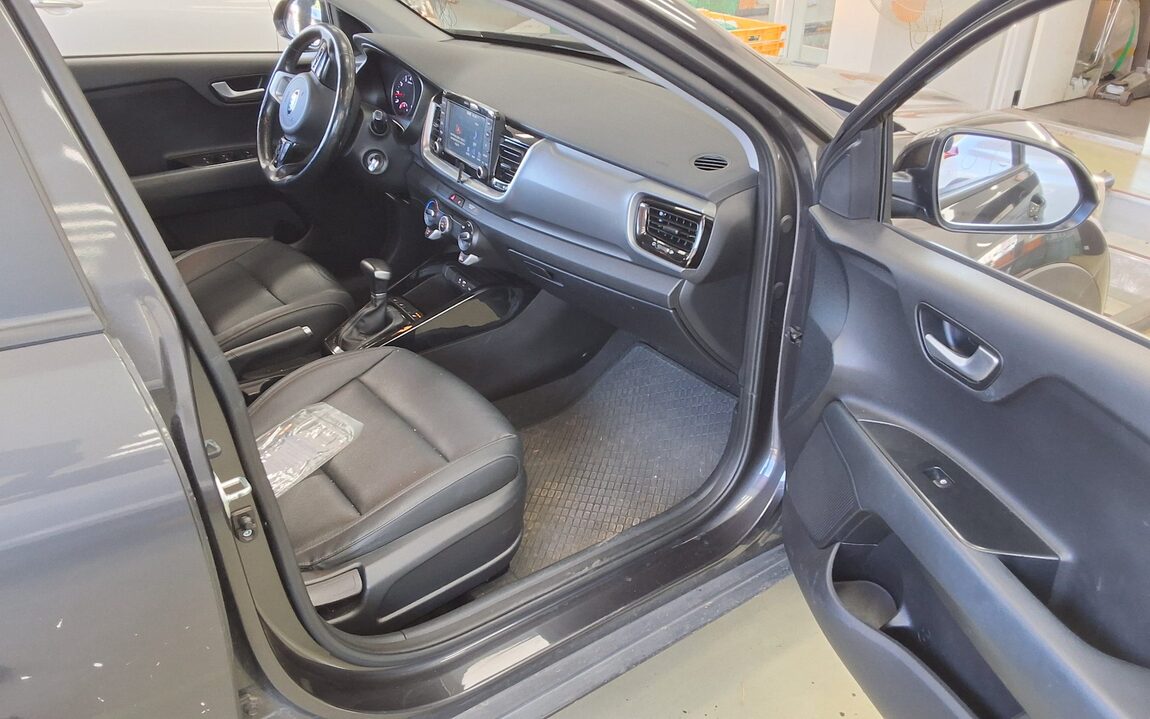 KIA STONIC 1.4 GASOLINE DELUXE 2019 - zdjęcie 14