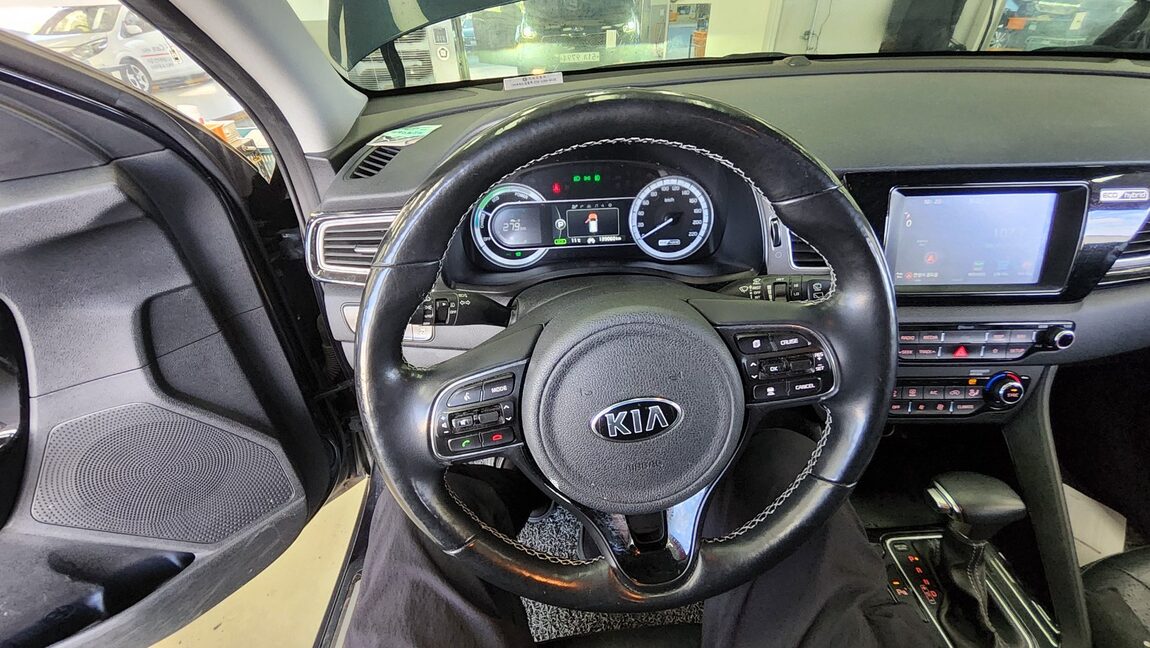 KIA NIRO 1.6 HYBRID NOBLESSE 2018 - zdjęcie 17