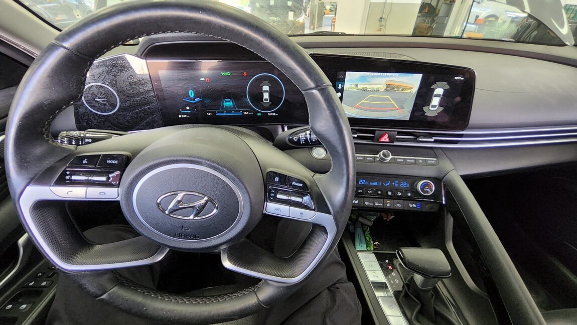 HYUNDAI AVANTE (CN7) 1.6 GASOLINE MODERN 2023 - zdjęcie 19