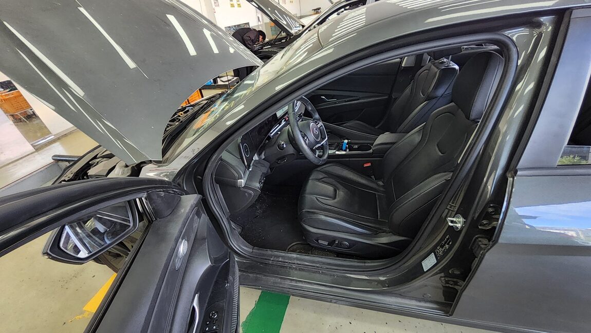 HYUNDAI AVANTE (CN7) 1.6 GASOLINE MODERN 2023 - zdjęcie 10