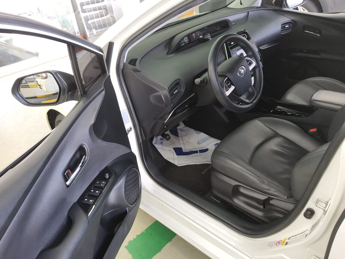 TOYOTA PRIUS (4TH GEN) 1.8 E 2017 - zdjęcie 10