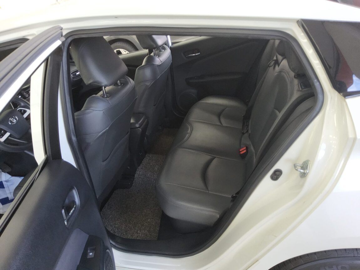 TOYOTA PRIUS (4TH GEN) 1.8 E 2017 - zdjęcie 12