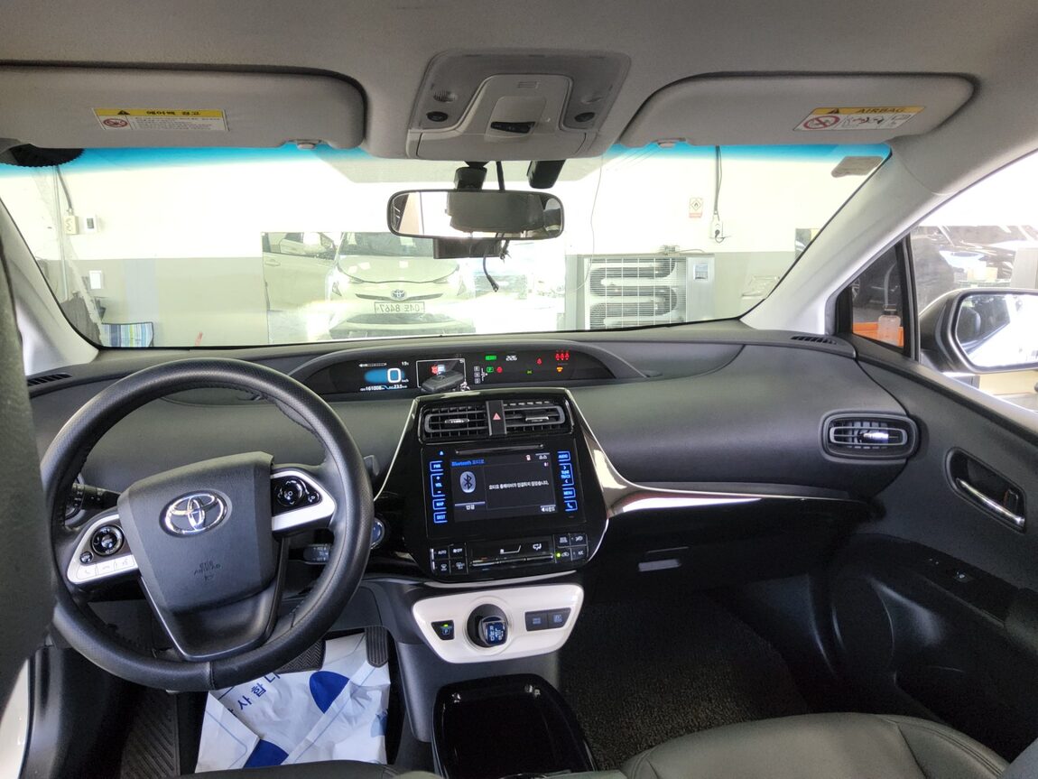 TOYOTA PRIUS (4TH GEN) 1.8 E 2017 - zdjęcie 11