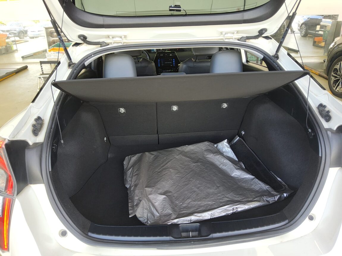 TOYOTA PRIUS (4TH GEN) 1.8 E 2017 - zdjęcie 15