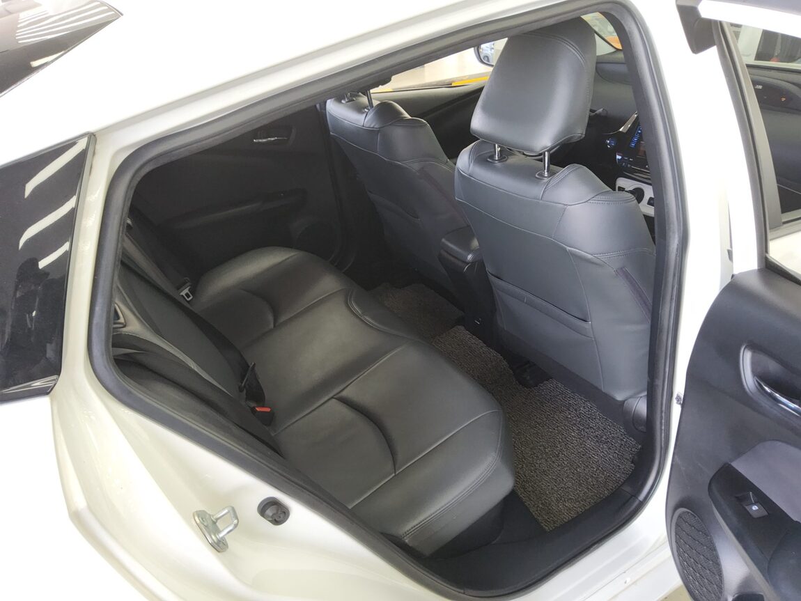 TOYOTA PRIUS (4TH GEN) 1.8 E 2017 - zdjęcie 13
