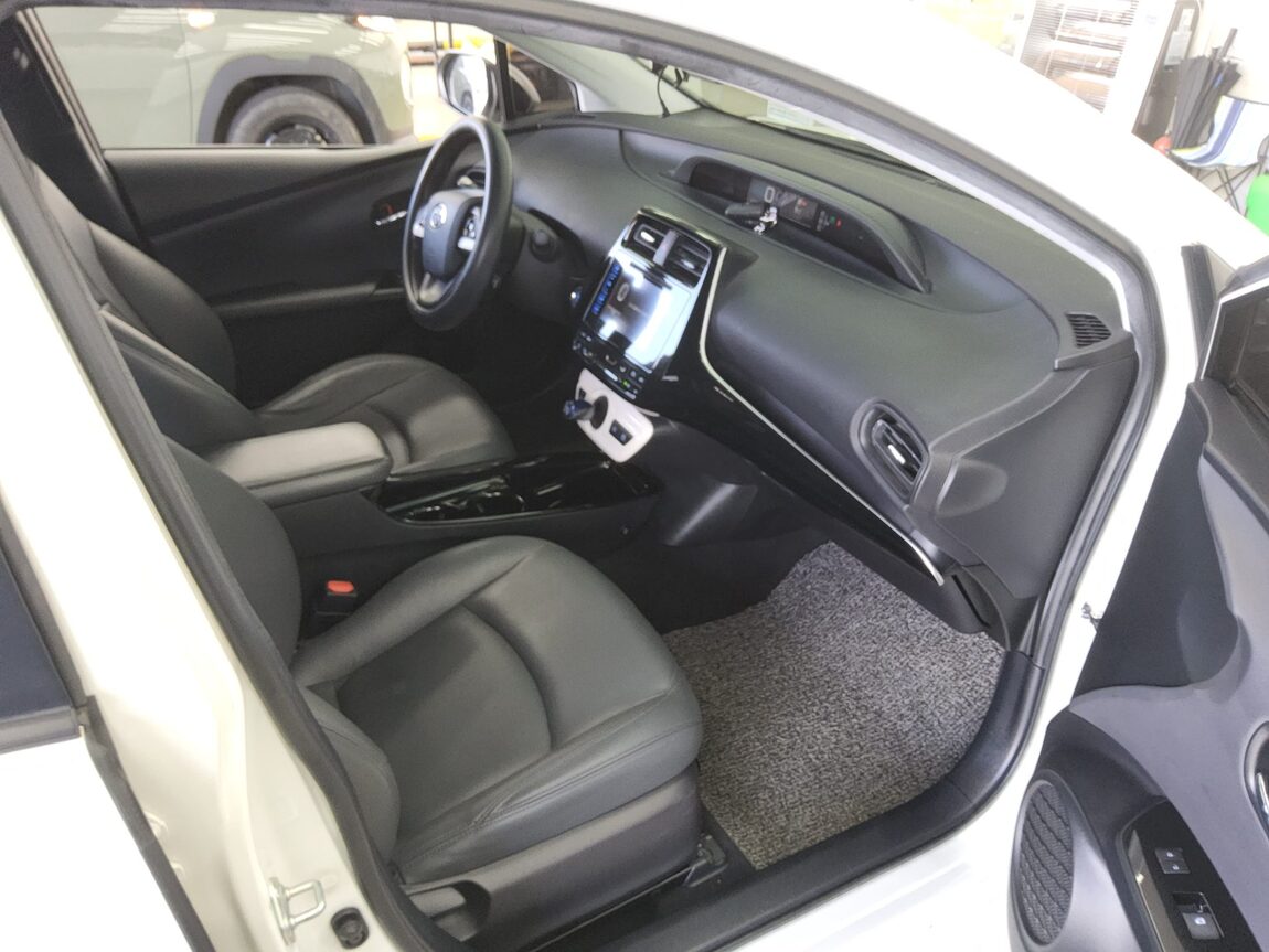 TOYOTA PRIUS (4TH GEN) 1.8 E 2017 - zdjęcie 14