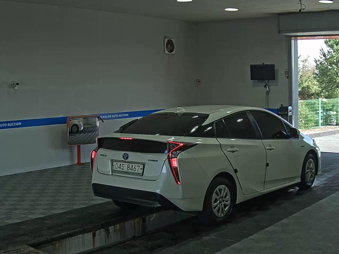 TOYOTA PRIUS (4TH GEN) 1.8 E 2017 - zdjęcie 5
