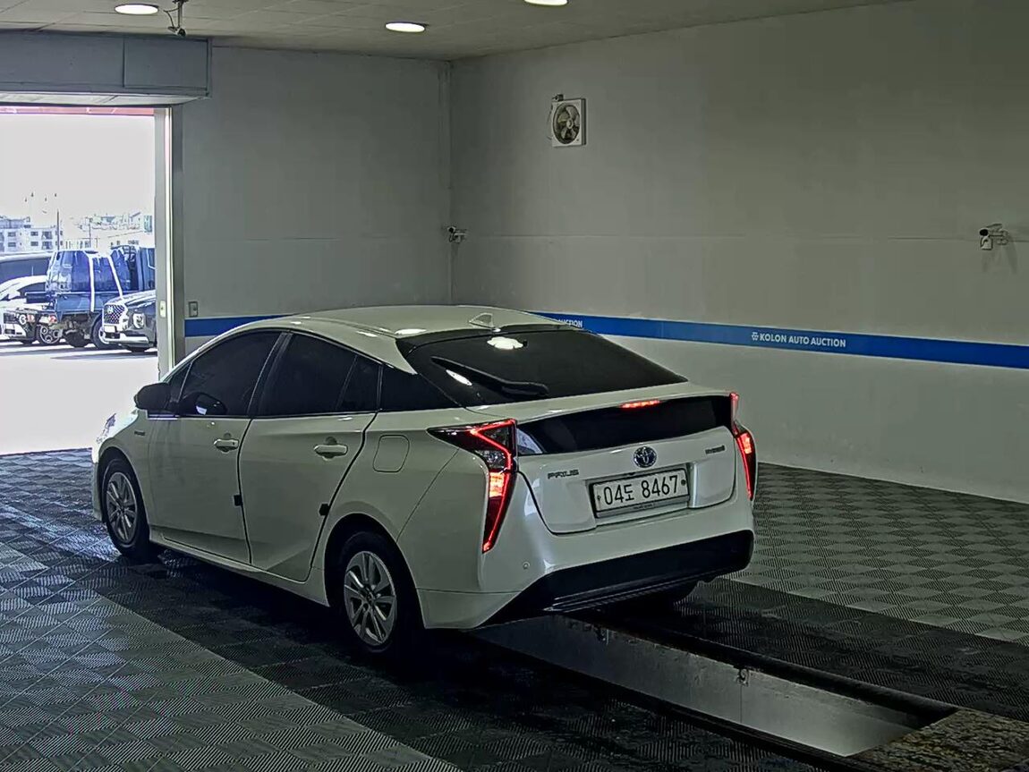 TOYOTA PRIUS (4TH GEN) 1.8 E 2017 - zdjęcie 6