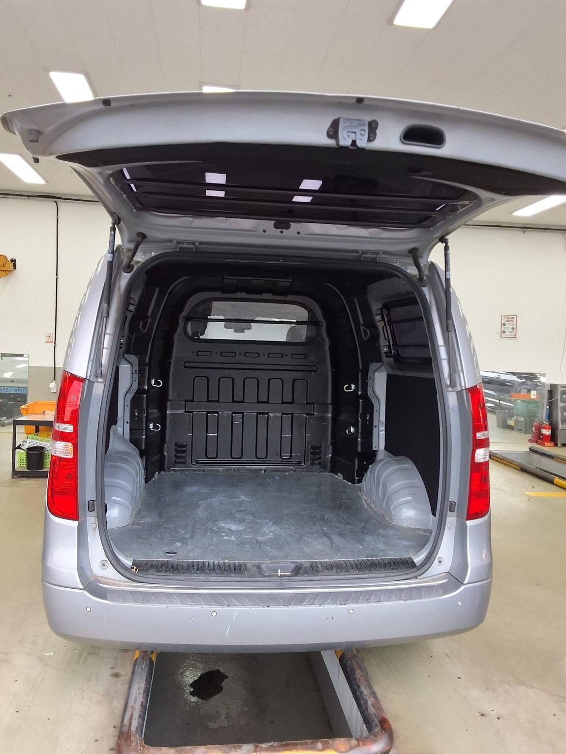 HYUNDAI THE NEW GRAND STAREX 5-SEATER DIESEL VAN MODERN 2019 - zdjęcie 15