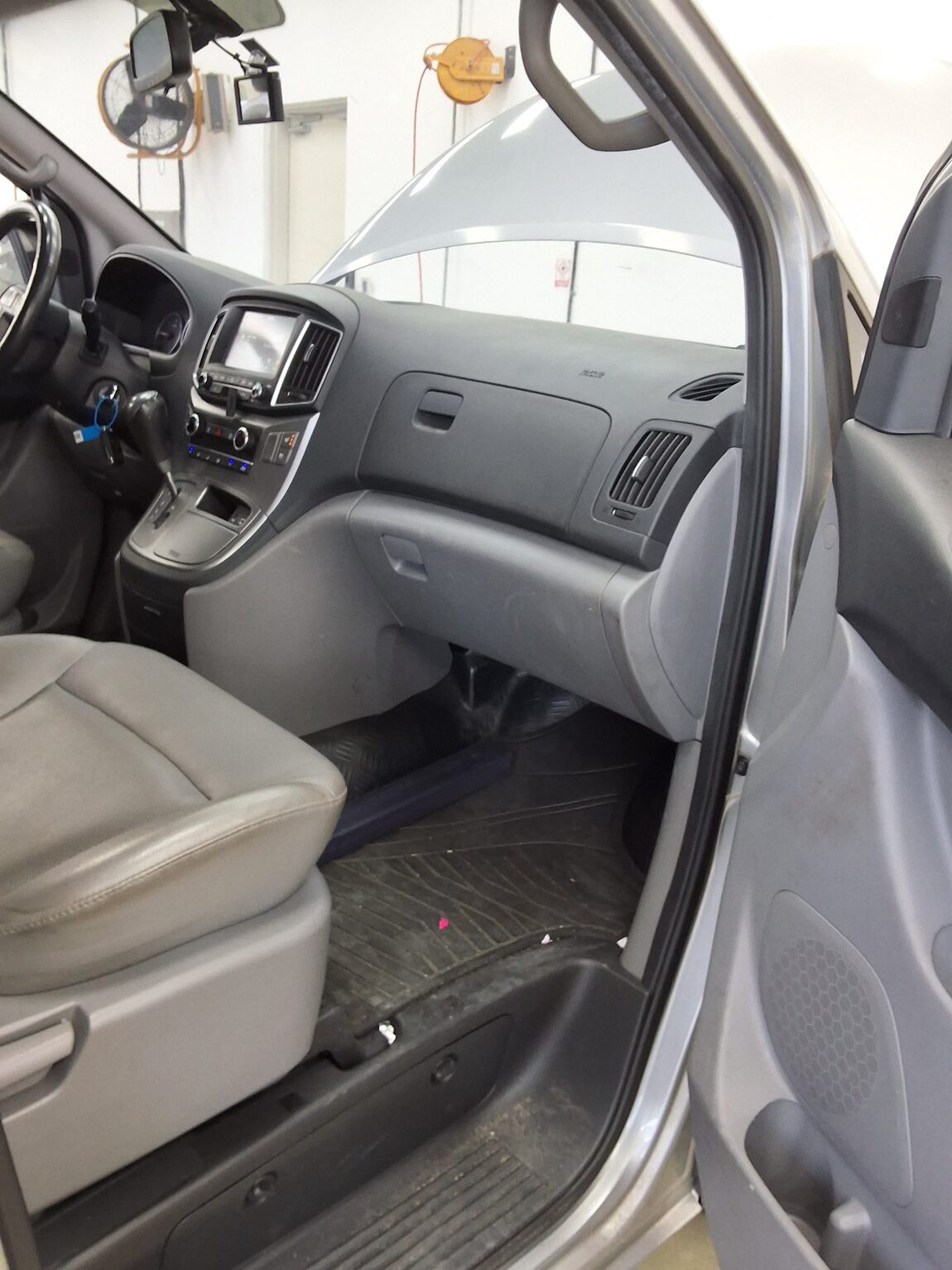 HYUNDAI THE NEW GRAND STAREX 5-SEATER DIESEL VAN MODERN 2019 - zdjęcie 14