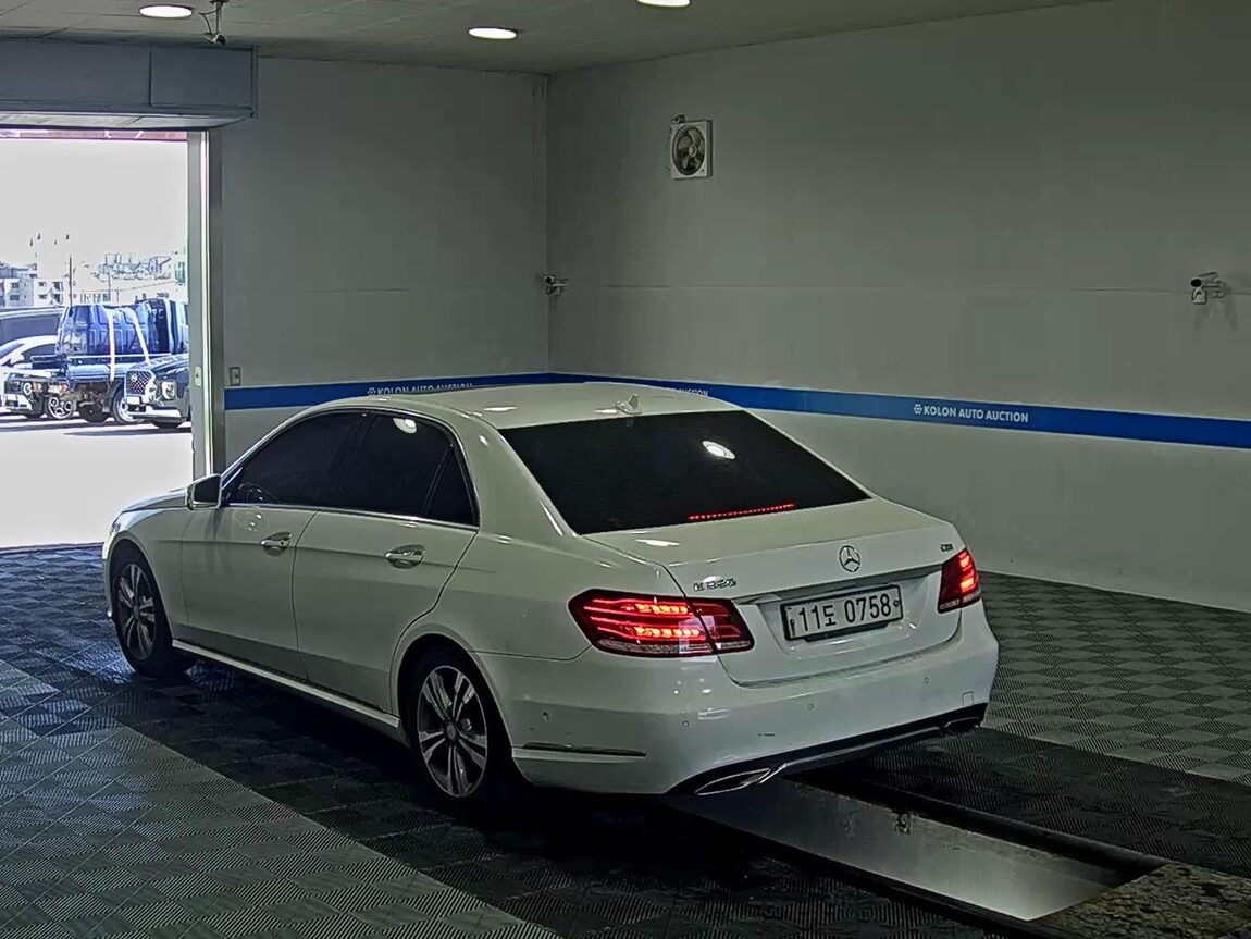 MERCEDES-BENZ E-CLASS (4TH GEN) E220 CDI AVANTGARDE 2016 - zdjęcie 6