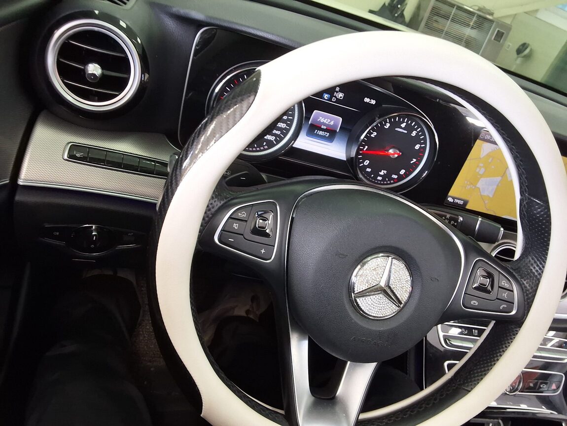 MERCEDES-BENZ E-CLASS (5TH GEN) E200 AVANTGARDE 2017 - zdjęcie 23