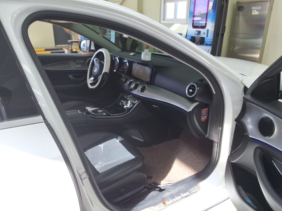 MERCEDES-BENZ E-CLASS (5TH GEN) E200 AVANTGARDE 2017 - zdjęcie 15