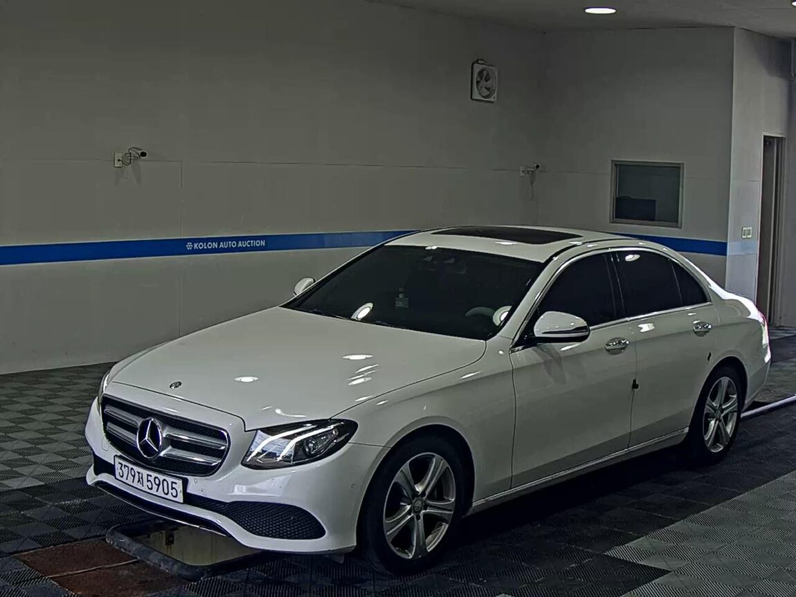 MERCEDES-BENZ E-CLASS (5TH GEN) E200 AVANTGARDE 2017 - zdjęcie 2