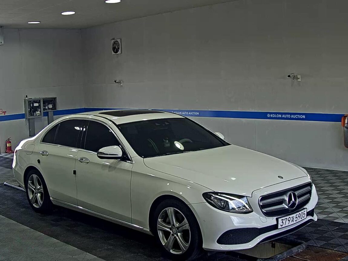 MERCEDES-BENZ E-CLASS (5TH GEN) E200 AVANTGARDE 2017 - zdjęcie 3