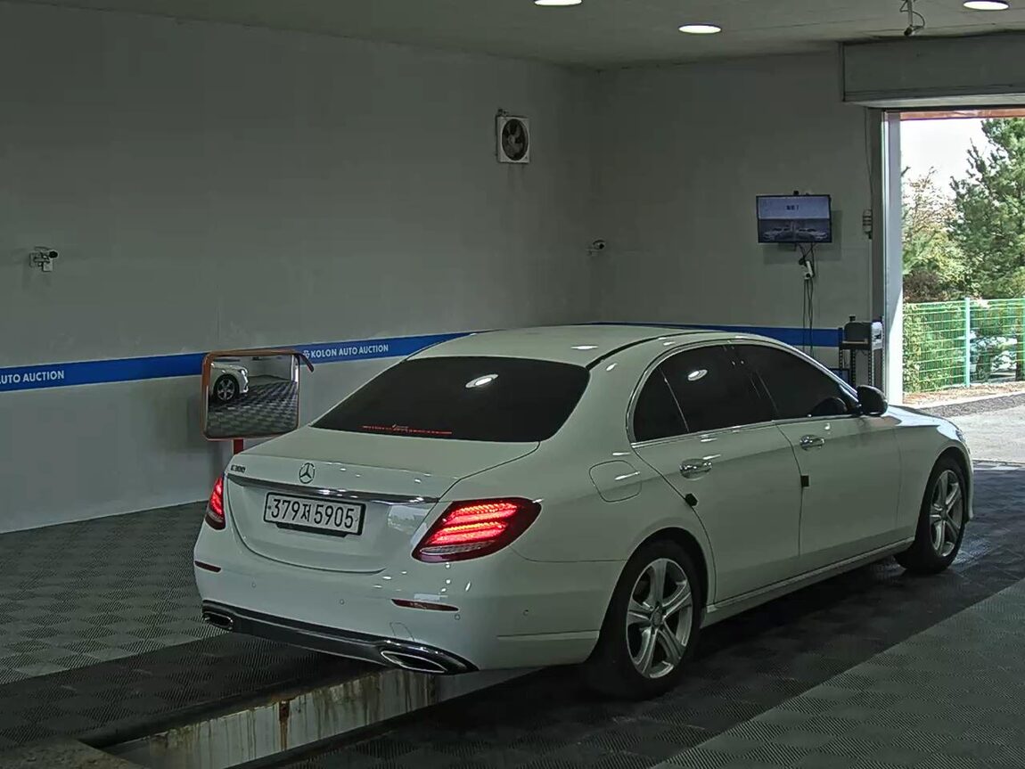 MERCEDES-BENZ E-CLASS (5TH GEN) E200 AVANTGARDE 2017 - zdjęcie 5