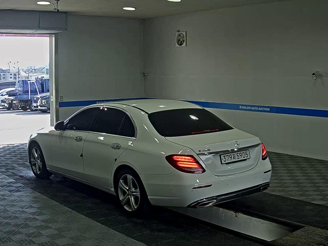 MERCEDES-BENZ E-CLASS (5TH GEN) E200 AVANTGARDE 2017 - zdjęcie 6