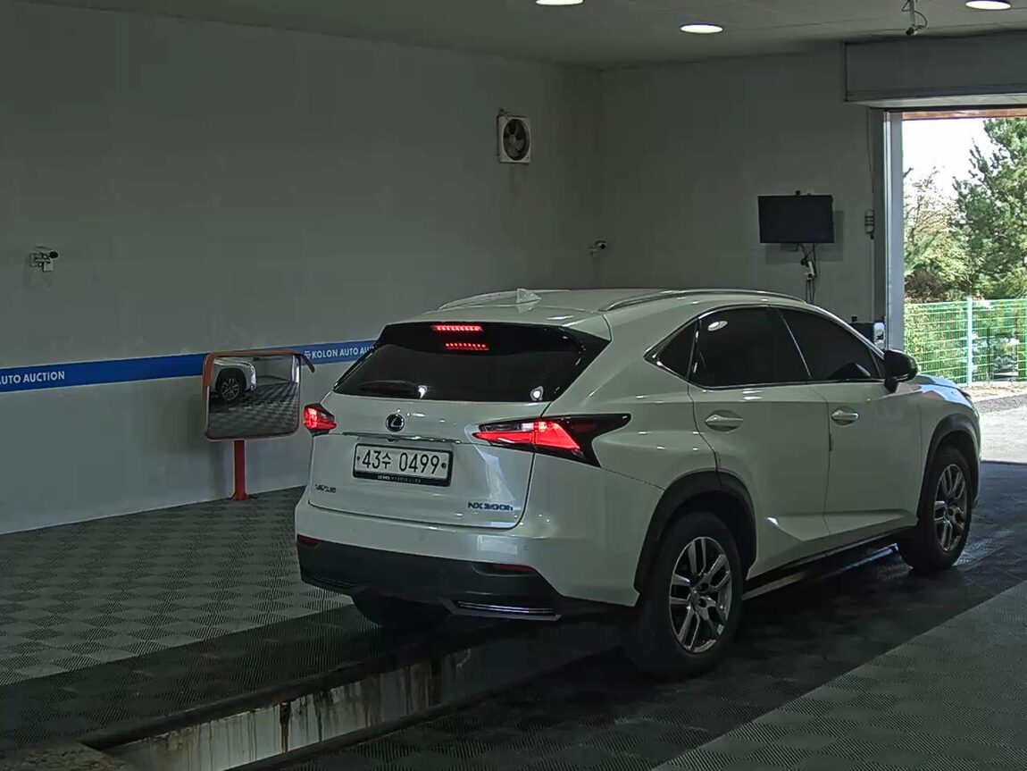 LEXUS NX 300h 2017 - zdjęcie 5