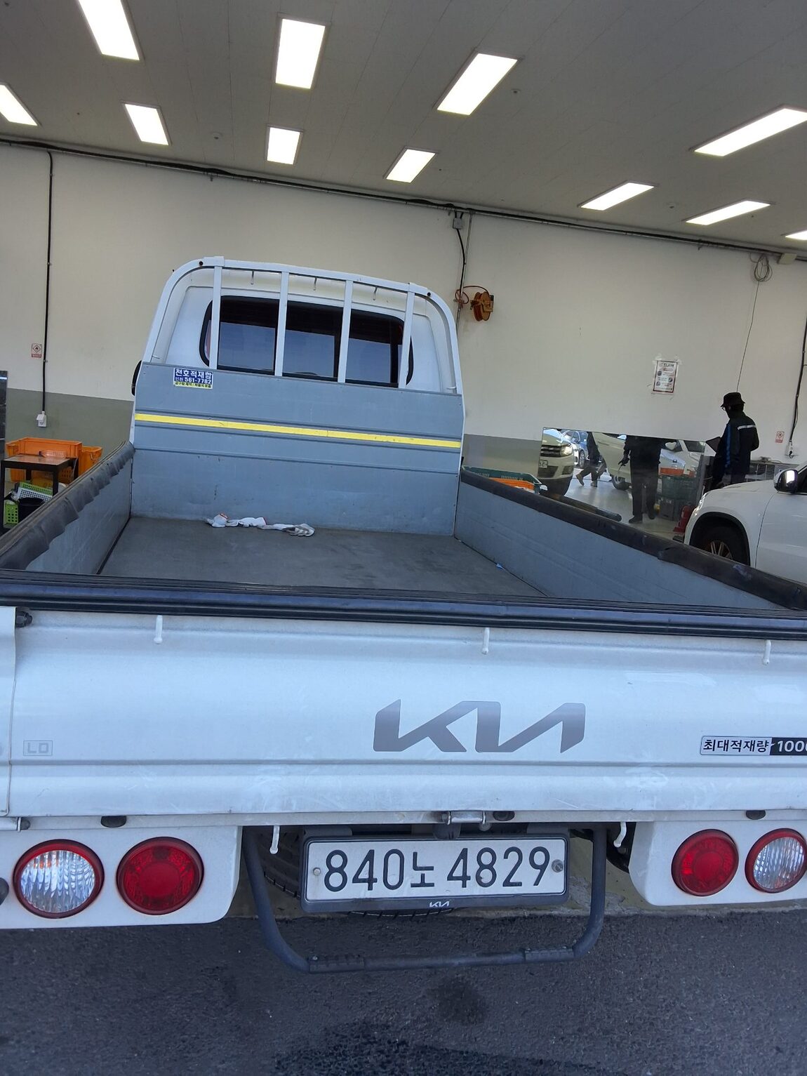 KIA THE NEW BONGO III CARGO 1 TON KING CAB EXTRA LONG WHEELBASE GLS 2022 - zdjęcie 13