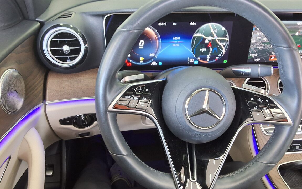 MERCEDES-BENZ E-CLASS (5TH GEN) E250 EXCLUSIVE 2022 - zdjęcie 17
