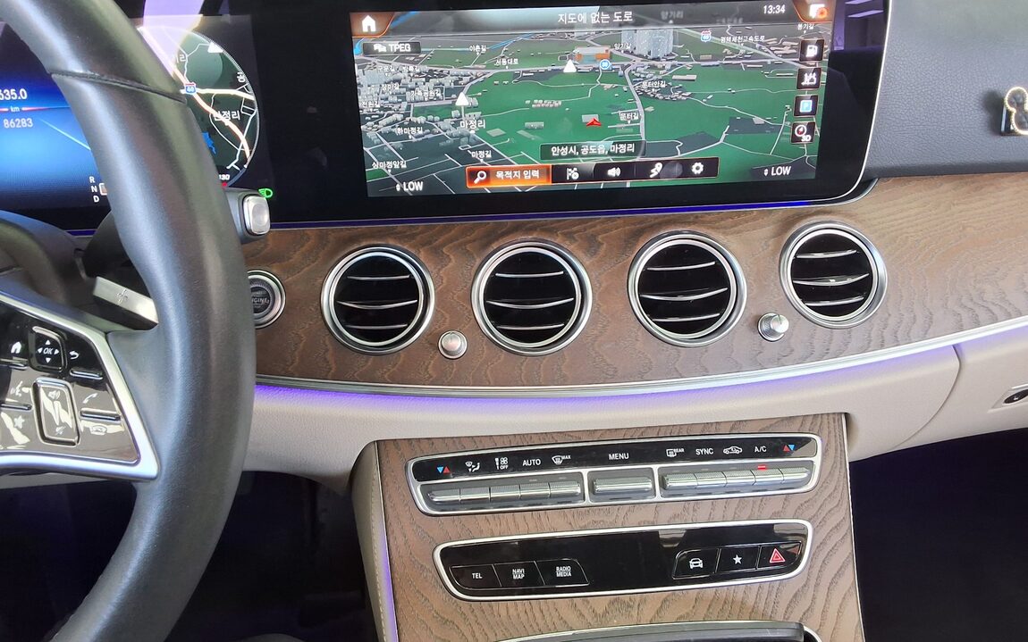 MERCEDES-BENZ E-CLASS (5TH GEN) E250 EXCLUSIVE 2022 - zdjęcie 18