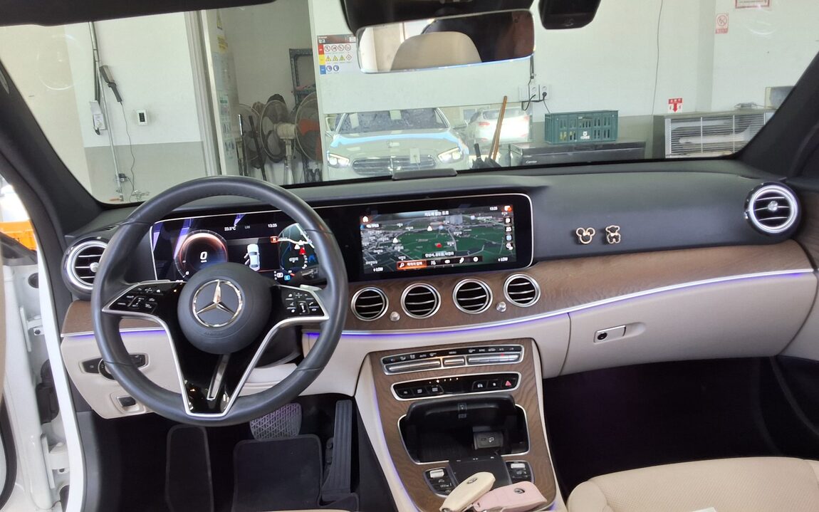 MERCEDES-BENZ E-CLASS (5TH GEN) E250 EXCLUSIVE 2022 - zdjęcie 11