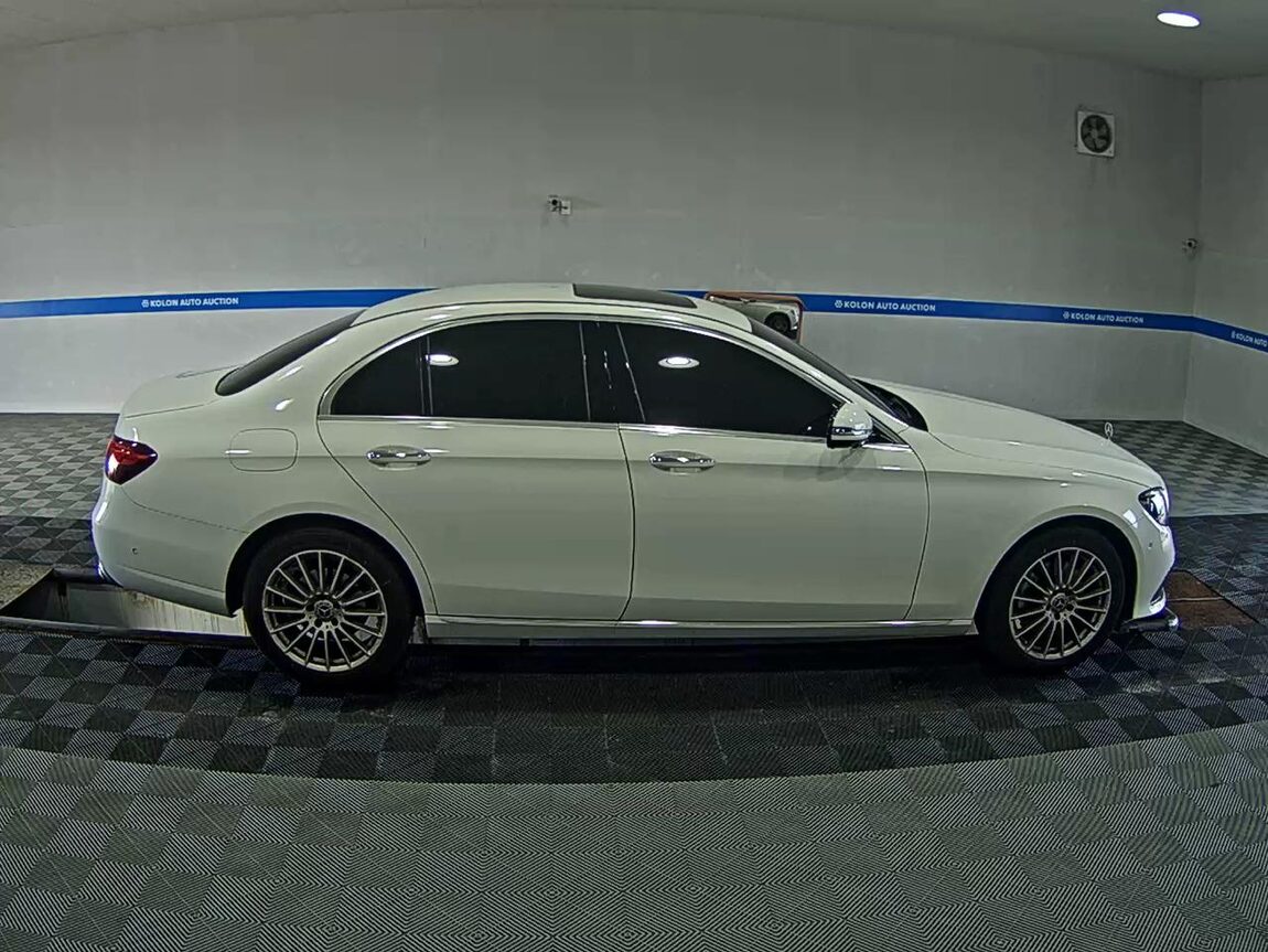 MERCEDES-BENZ E-CLASS (5TH GEN) E250 EXCLUSIVE 2022 - zdjęcie 4