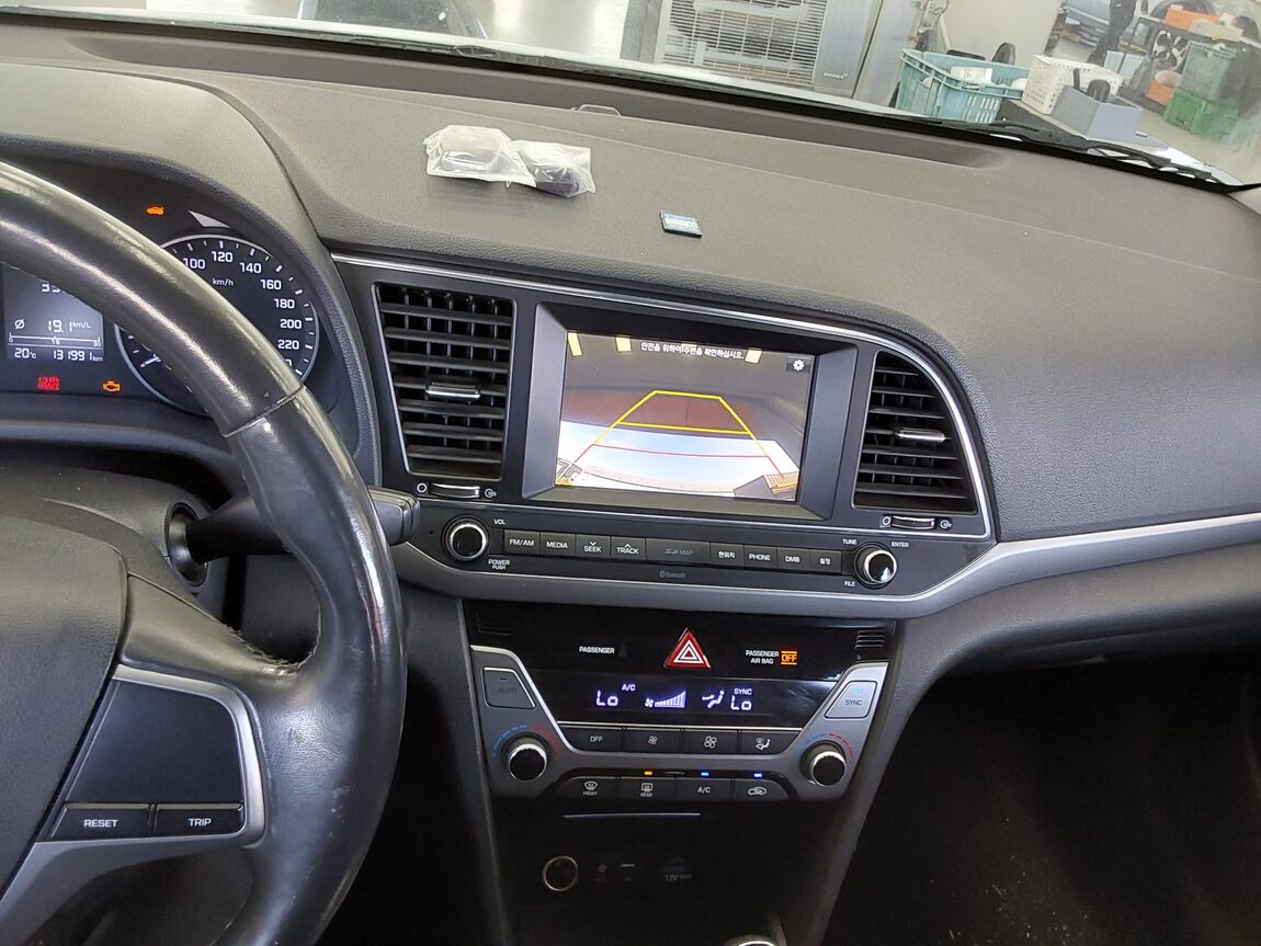 HYUNDAI AVANTE AD 1.6 GDi SMART 2017 - zdjęcie 17