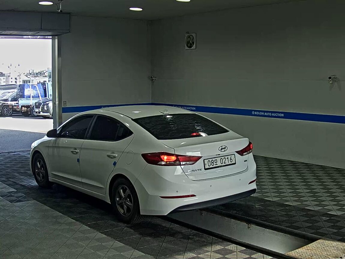 HYUNDAI AVANTE AD 1.6 GDi SMART 2017 - zdjęcie 6