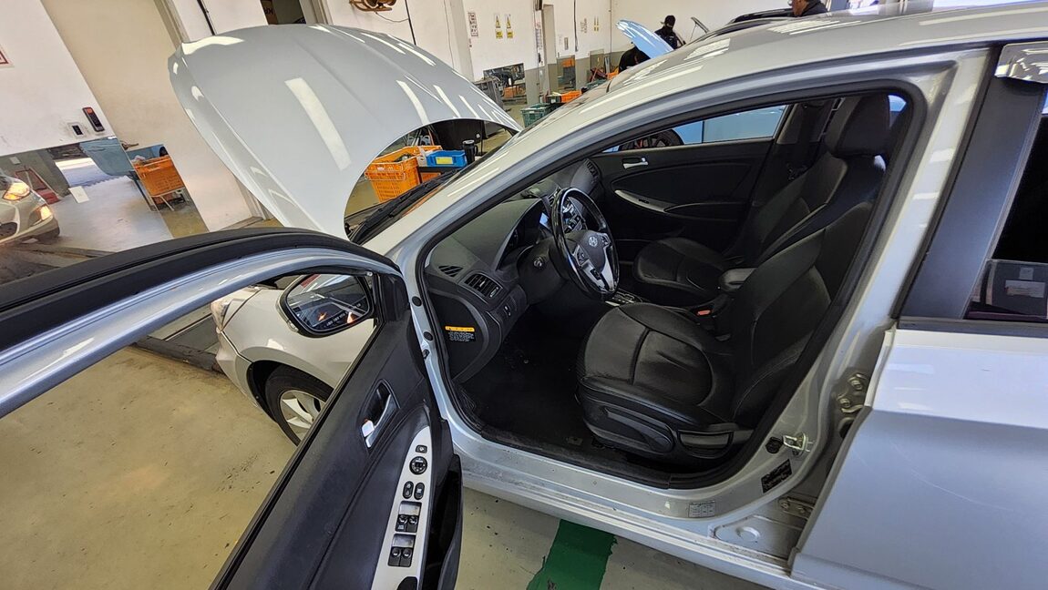 HYUNDAI NEW ACCENT 1.4 VVT MODERN 2015 - zdjęcie 10
