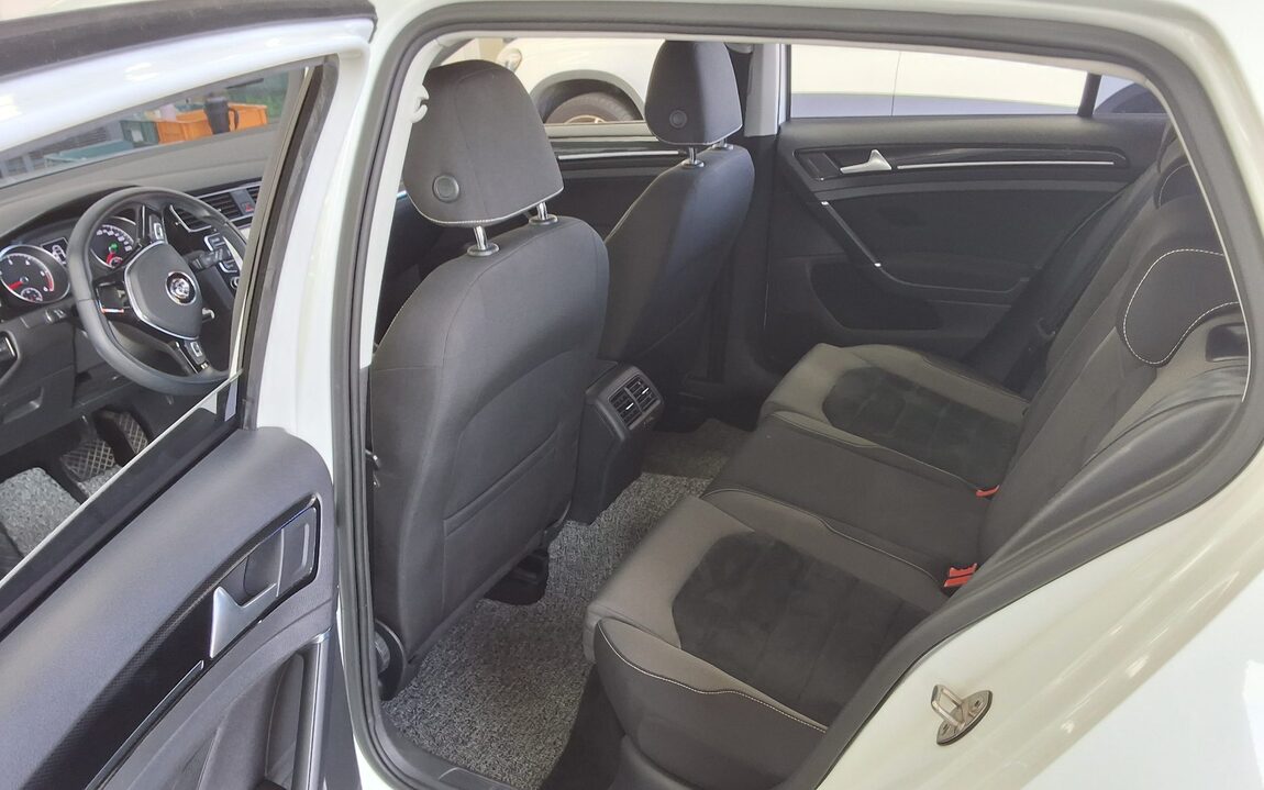 VOLKSWAGEN GOLF (7TH GEN) 1.6 TDI BLUEMOTION 2015 - zdjęcie 12