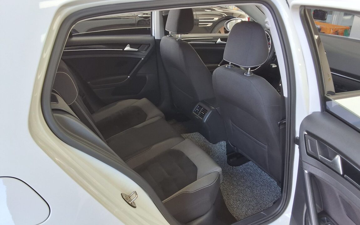 VOLKSWAGEN GOLF (7TH GEN) 1.6 TDI BLUEMOTION 2015 - zdjęcie 13