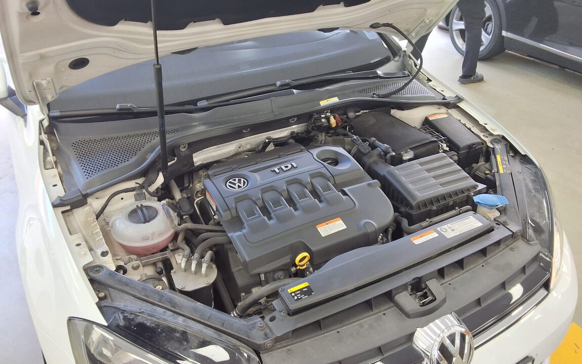 VOLKSWAGEN GOLF (7TH GEN) 1.6 TDI BLUEMOTION 2015 - zdjęcie 21