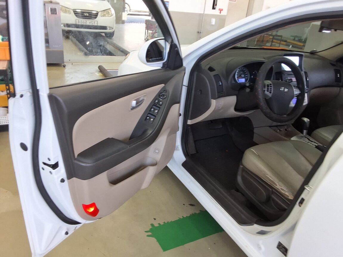 HYUNDAI AVANTE HD 1.6 VVT S16 5 MILLION SPECIAL MODEL 2009 - zdjęcie 10