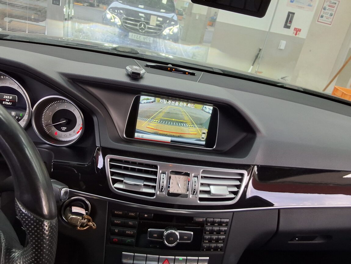 MERCEDES-BENZ E-CLASS (4TH GEN) E300 4MATIC AVANTGARDE 2014 - zdjęcie 18