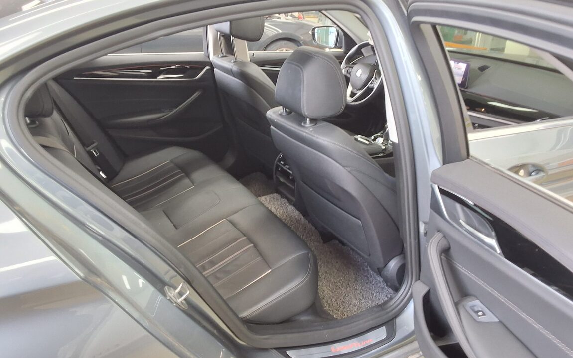 BMW 5 SERIES (7TH GEN) 520i LUXURY 2019 - zdjęcie 13