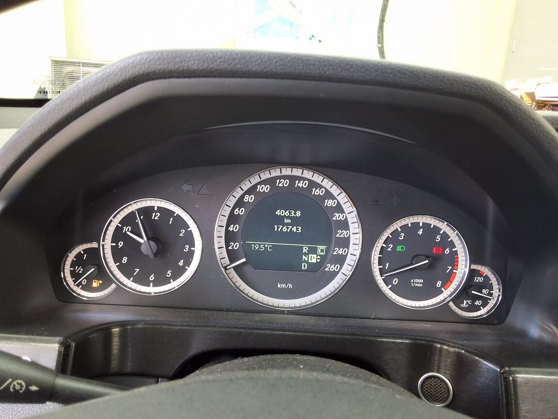 MERCEDES-BENZ E-CLASS (4TH GEN) E300 ELEGANCE 2010 - zdjęcie 10