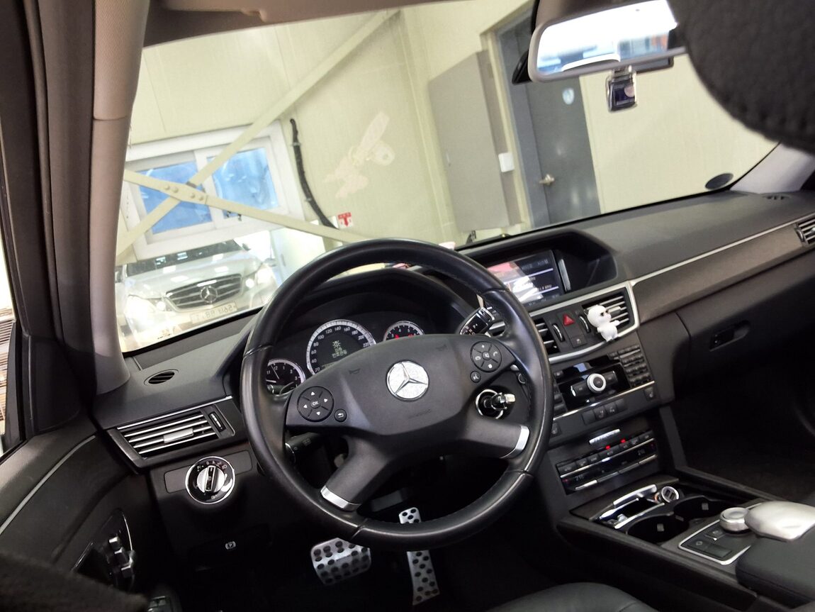 MERCEDES-BENZ E-CLASS (4TH GEN) E300 ELEGANCE 2010 - zdjęcie 12