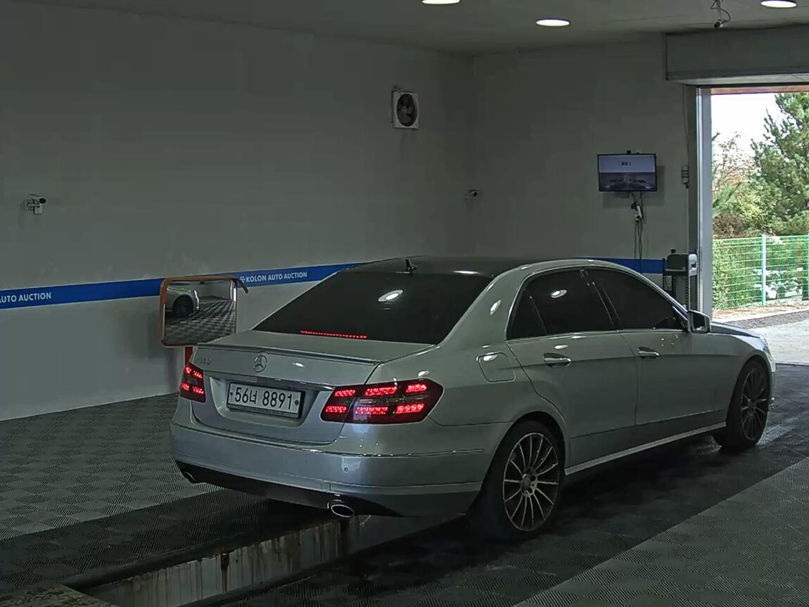 MERCEDES-BENZ E-CLASS (4TH GEN) E300 ELEGANCE 2010 - zdjęcie 5
