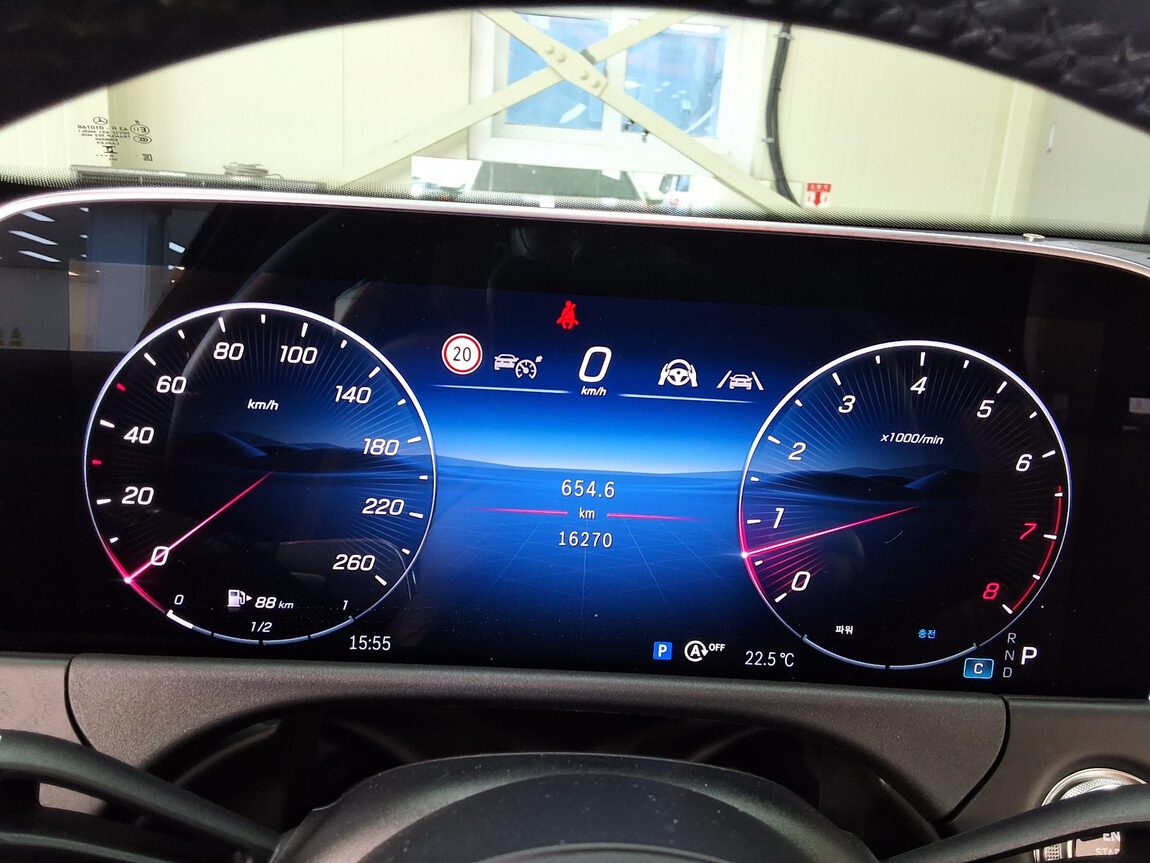 MERCEDES-BENZ E-CLASS (6TH GEN) E200 AVANTGARDE 2025 - zdjęcie 10