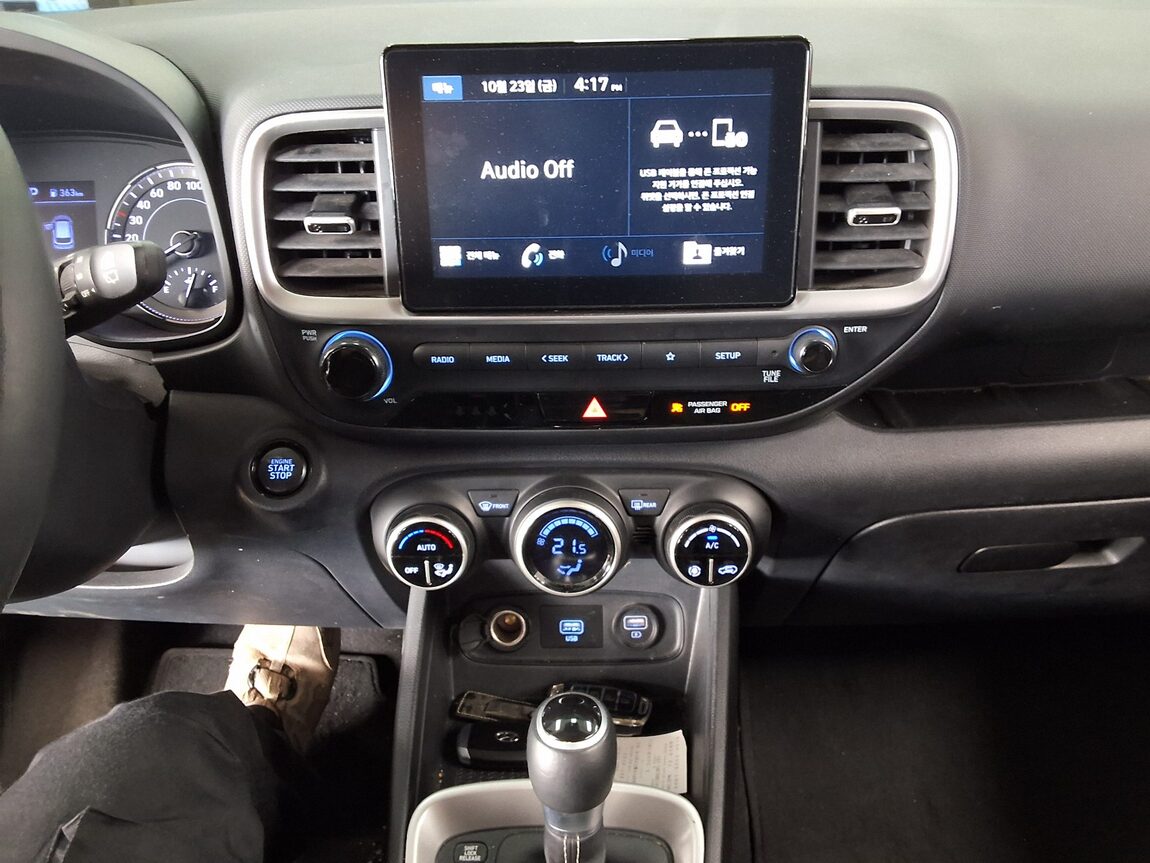 HYUNDAI VENUE 1.6 GASOLINE MODERN 2020 - zdjęcie 24