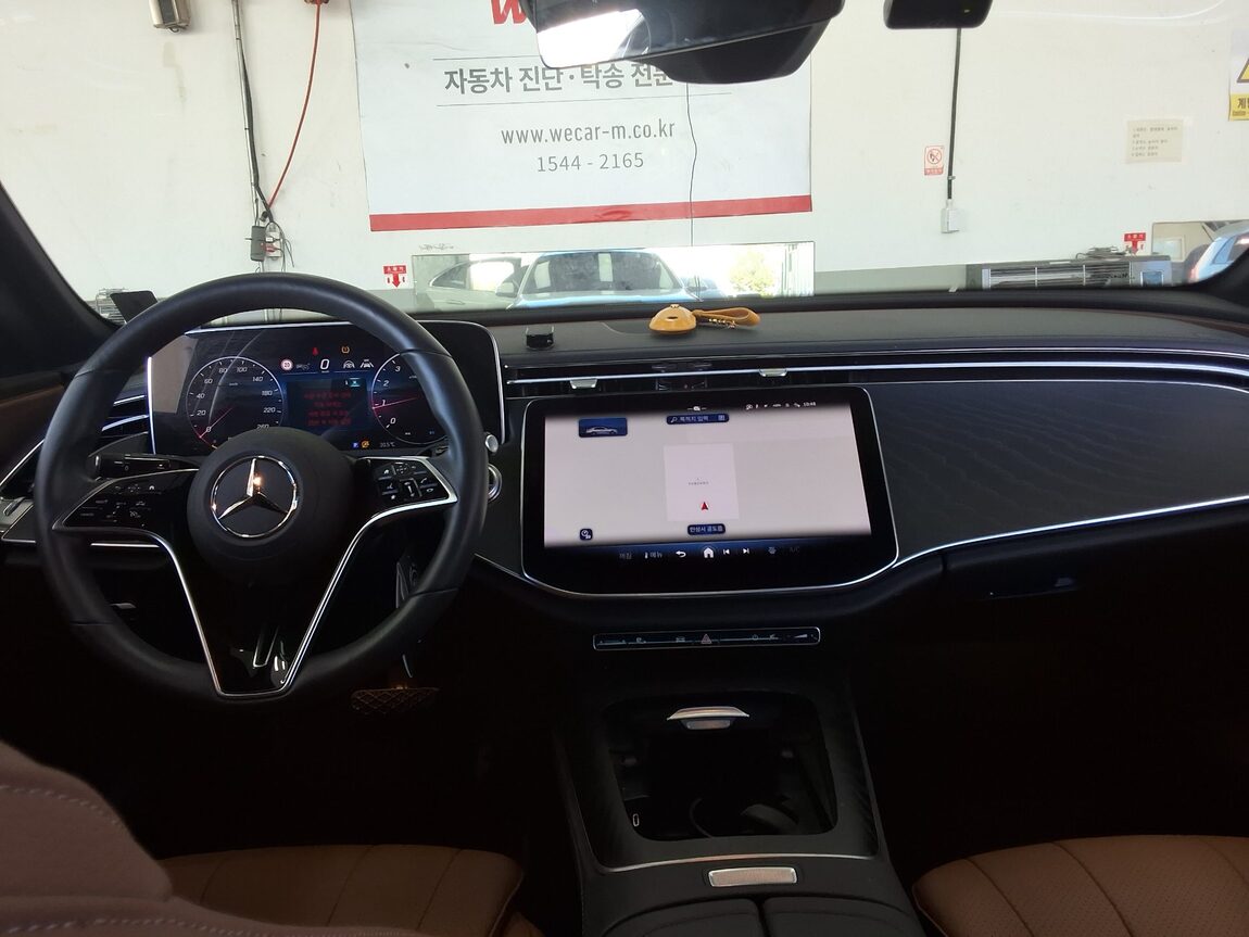 MERCEDES-BENZ E-CLASS (6TH GEN) E200 AVANTGARDE 2025 - zdjęcie 11