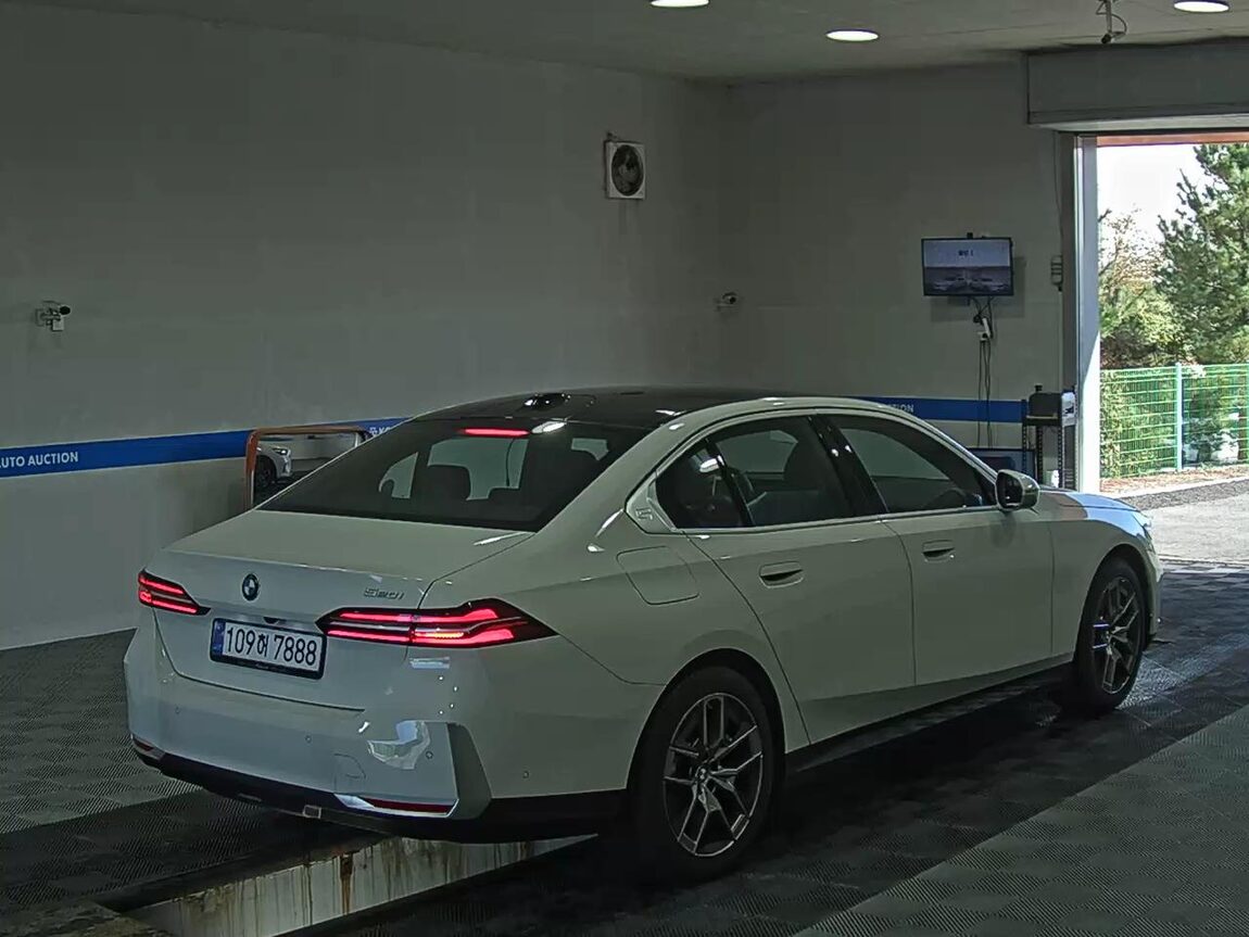 BMW 5 SERIES (8TH GEN) 520i 2026 - zdjęcie 5