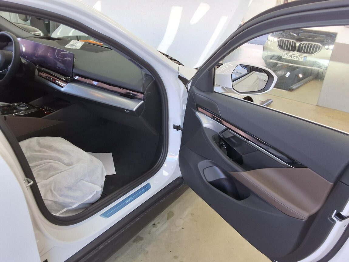 BMW 5 SERIES (8TH GEN) 520i 2026 - zdjęcie 14