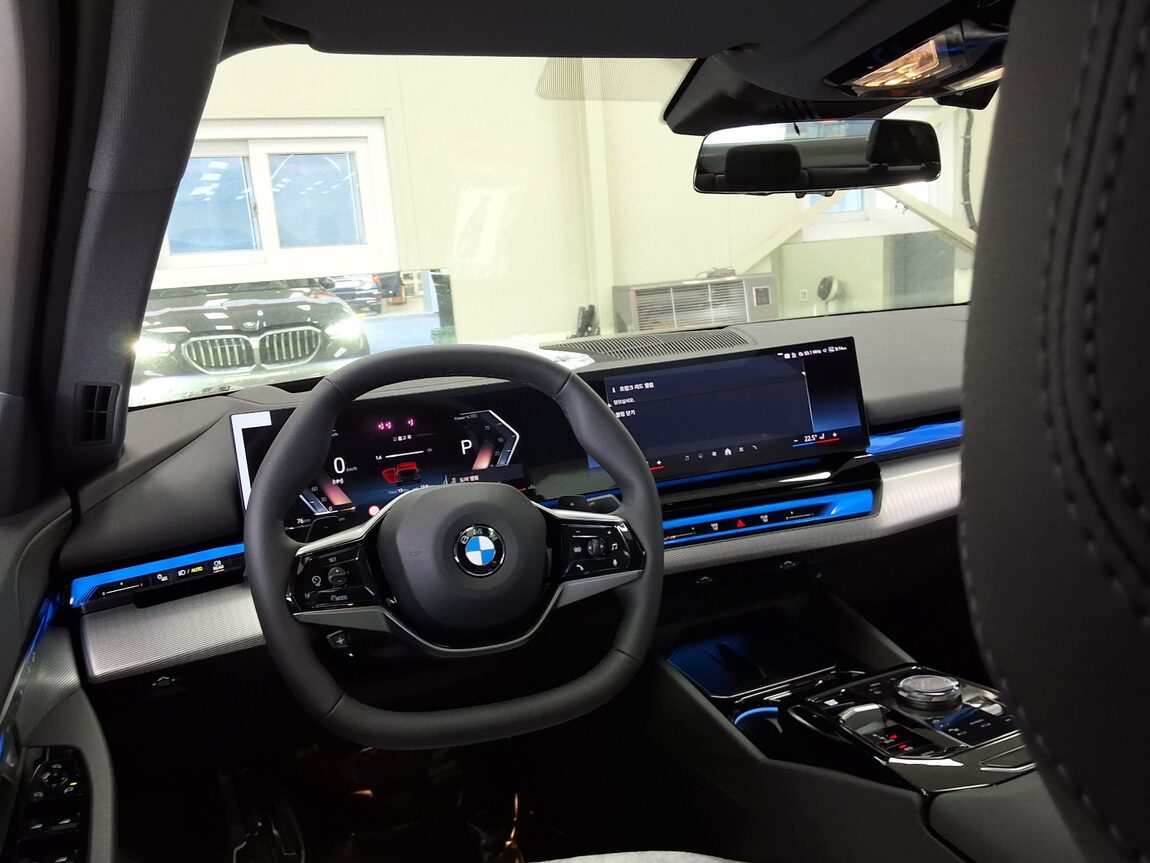 BMW 5 SERIES (8TH GEN) 520i 2026 - zdjęcie 12